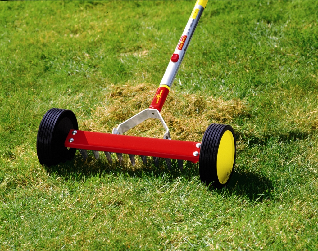 Escarificadora manual para césped. © Outils WOLF Escarificadora manual para césped. © Outils WOLF